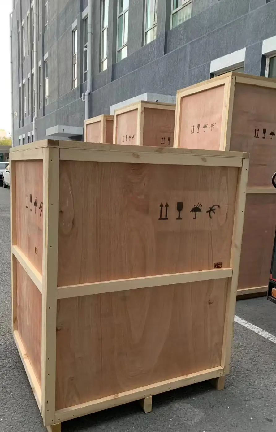 Export wood crate packing for international moving